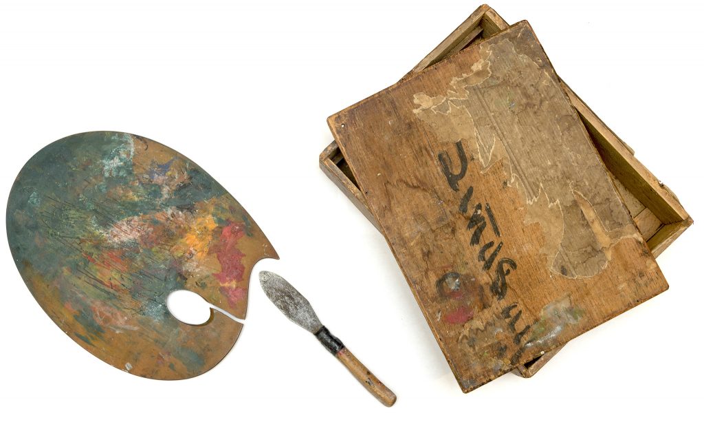 La palette, le couteau et la boîte à couleurs de W.A. Goodwin. Remarquez les traces de peinture sur les objets. 