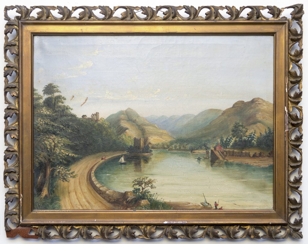 Image du bord d’une rivière avec un château à la fin de la route et des montagnes à l’arrière-plan.