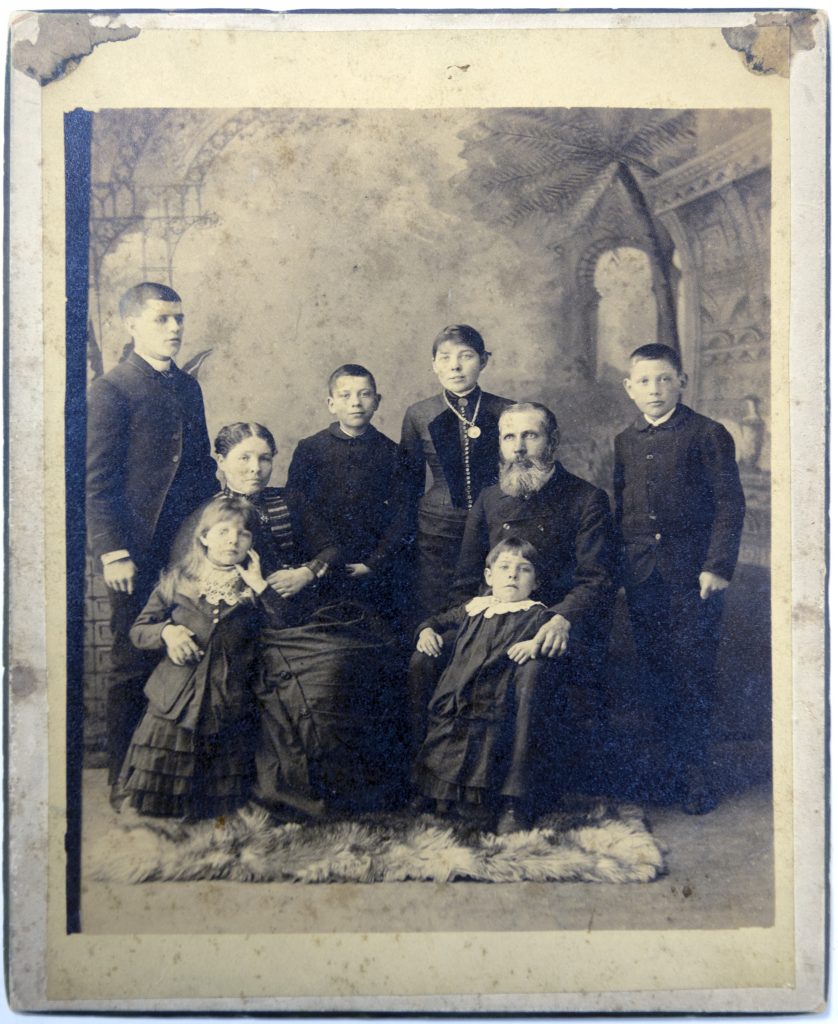 Portrait officiel de sept personnes qui posaient dans un studio photo 