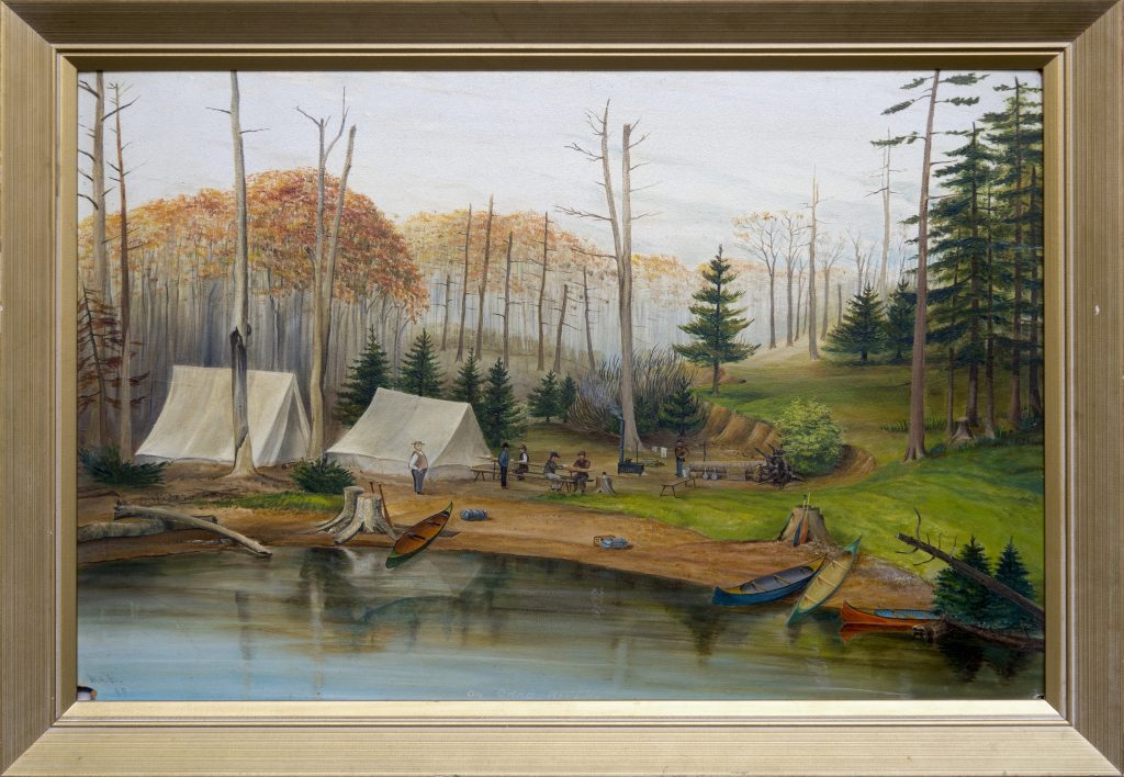 Tableau d’hommes rassemblés à un terrain de camping avec des canoës au premier plan et plusieurs grands arbres à l’arrière-plan.