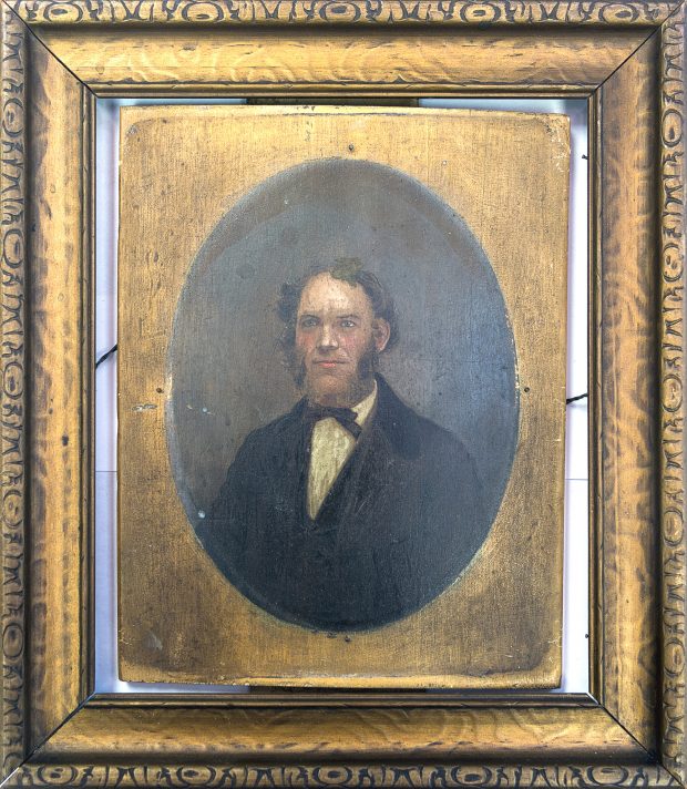 Portrait peint sur planche de bois d’un homme en tenue de soirée 