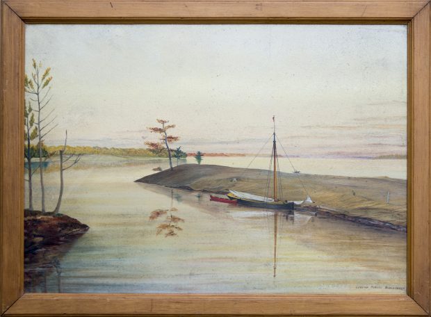 Scène d’un lac vu de la rive avec voilier et canoë 