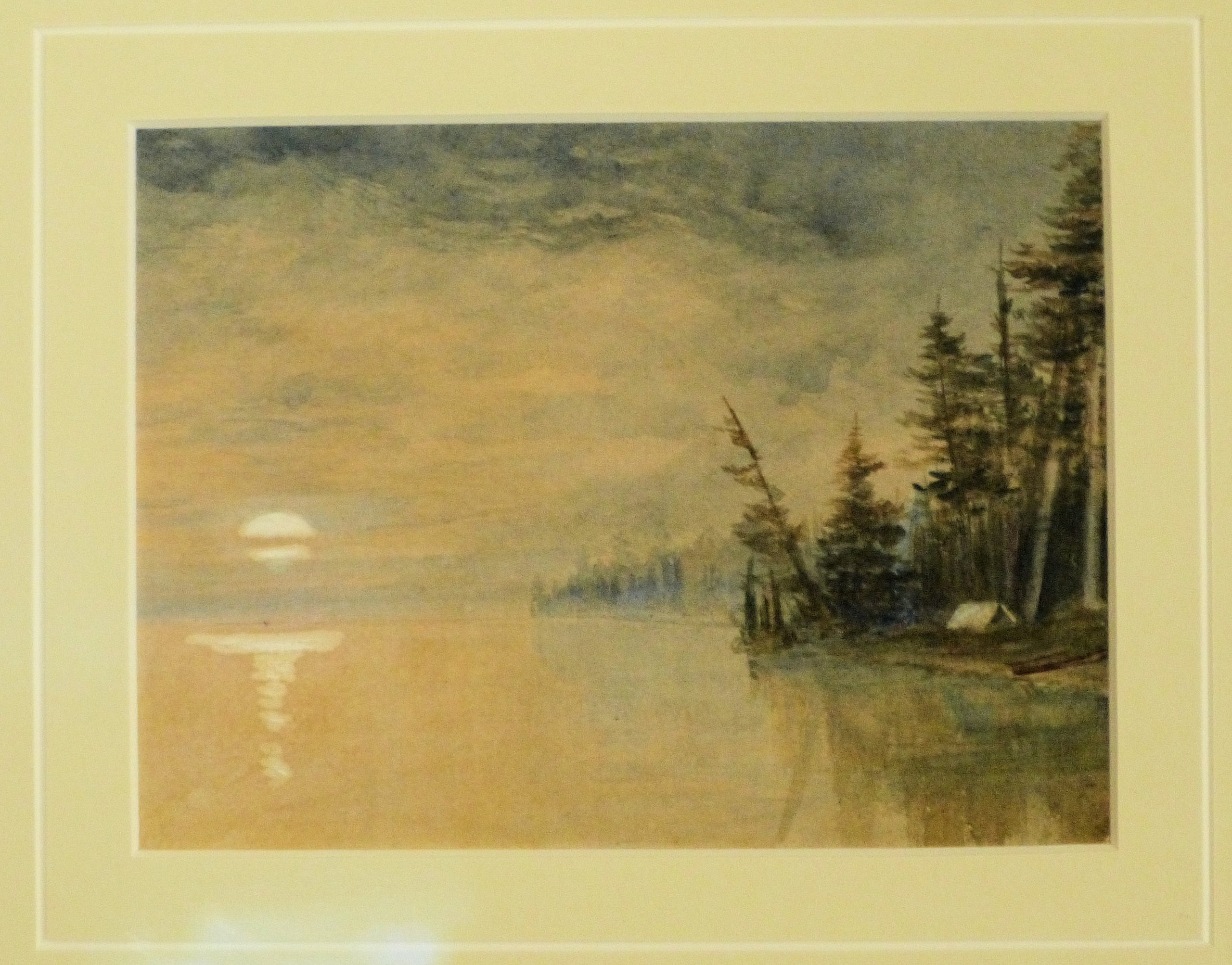 Bord du lac avec une tente sur la rive entourée par des arbres, la lune montante à l’horizon.