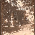 Photographie, W.A. Goodwin devant le <em>Cherry Tree Lodge<em> (env. 1887)
