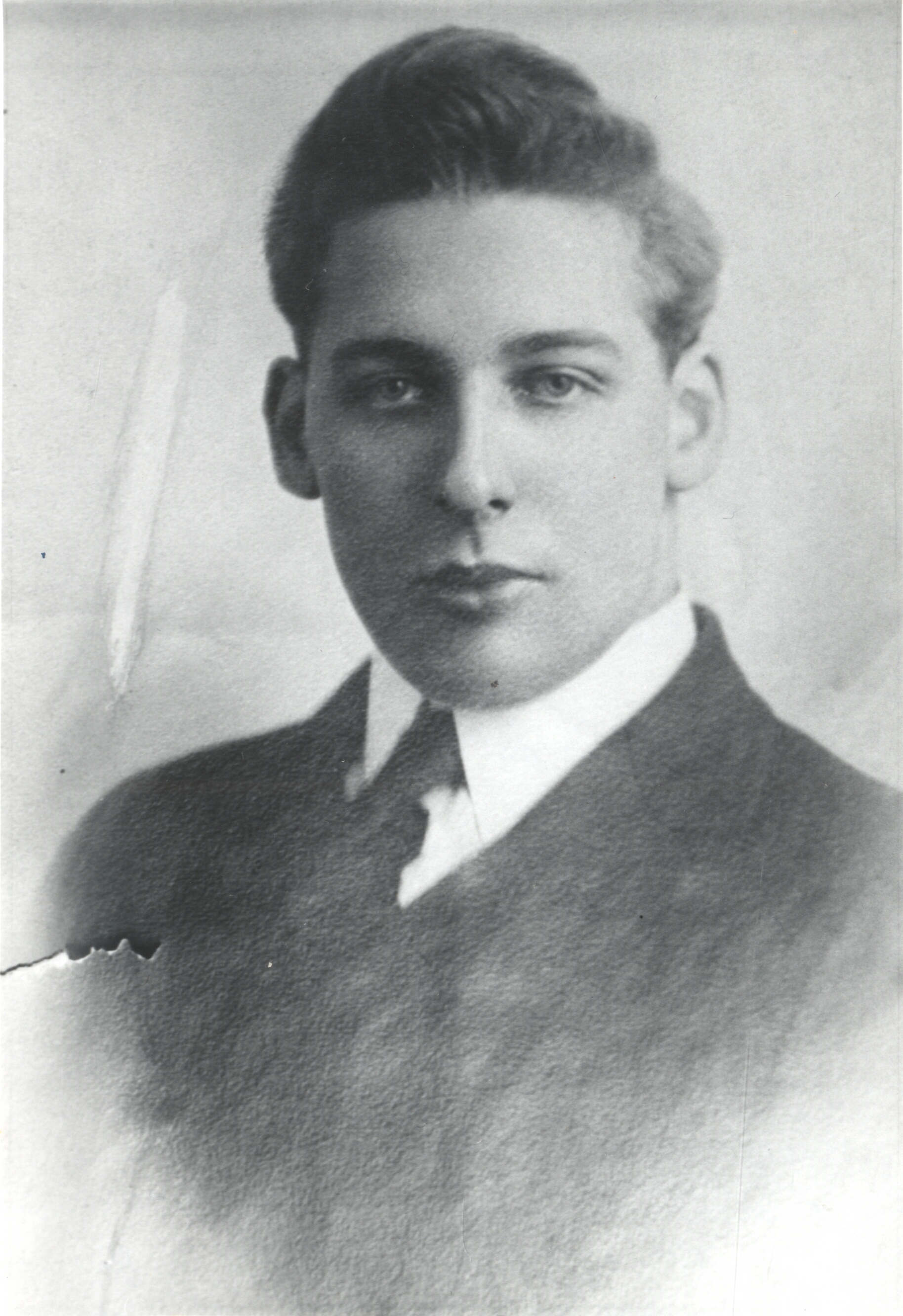 Photographie d’archive en noir et blanc d’un homme en costume-cravate.