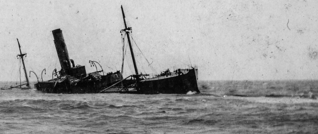 Photographie d’archive en noir et blanc d’un grand paquebot, le SS Florizel, échoué dans l’océan.