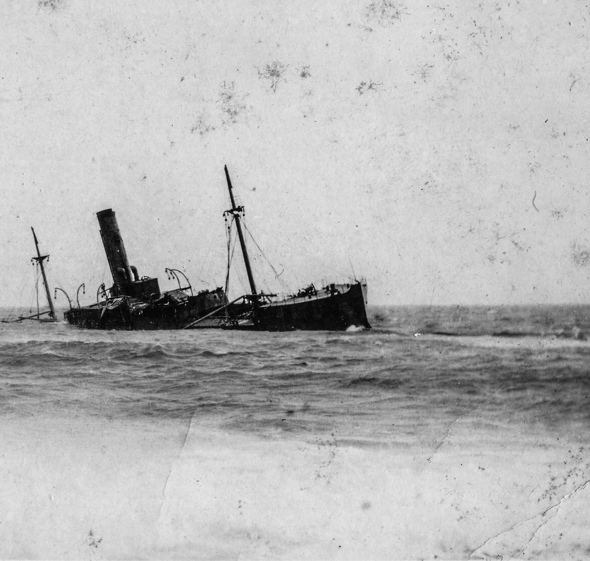 Photographie d’archive en noir et blanc d’un grand paquebot, le SS Florizel, échoué dans l’océan.