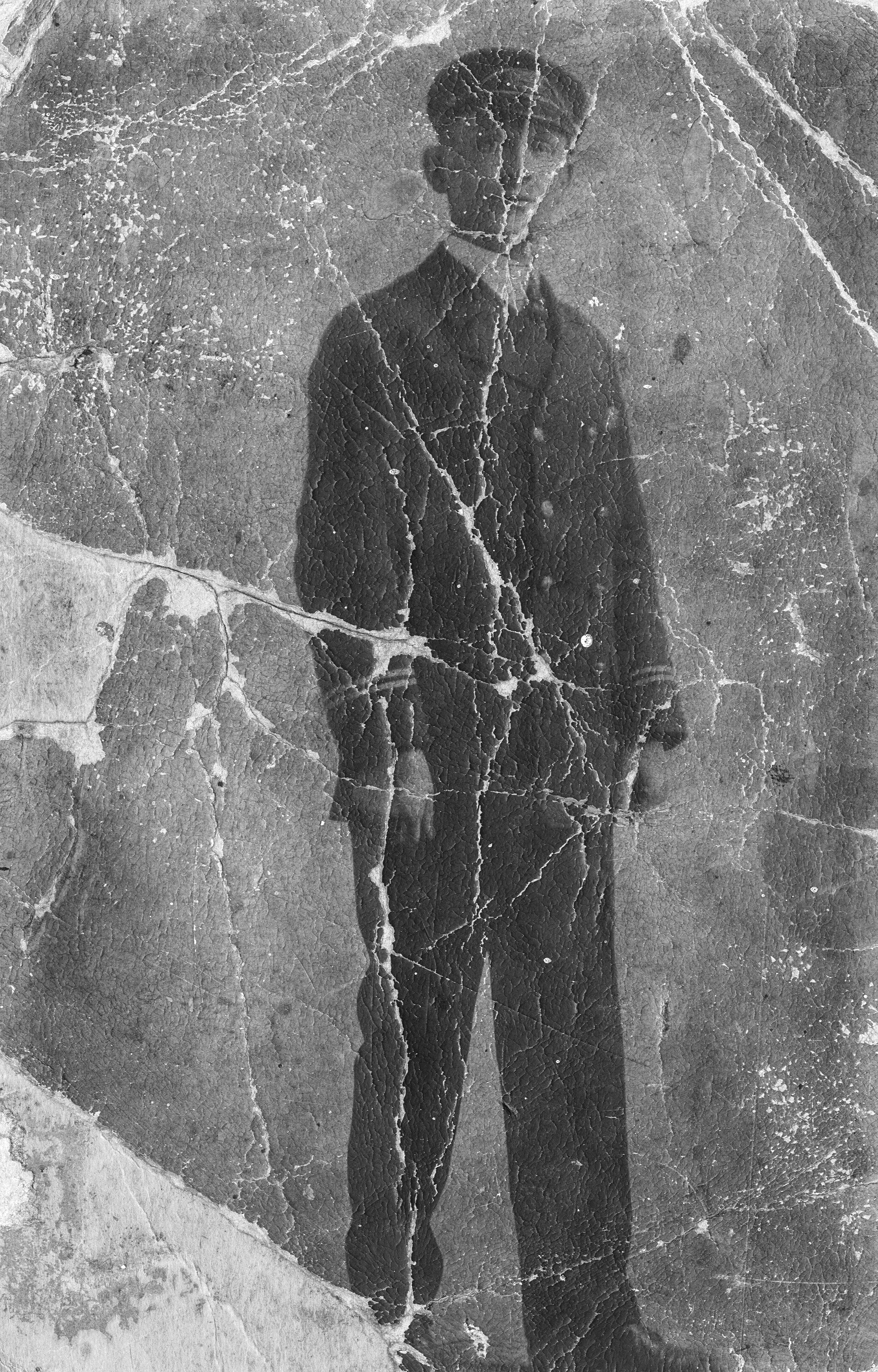 Photographie d’archive en noir et blanc d’un homme en uniforme avec une casquette à visière.