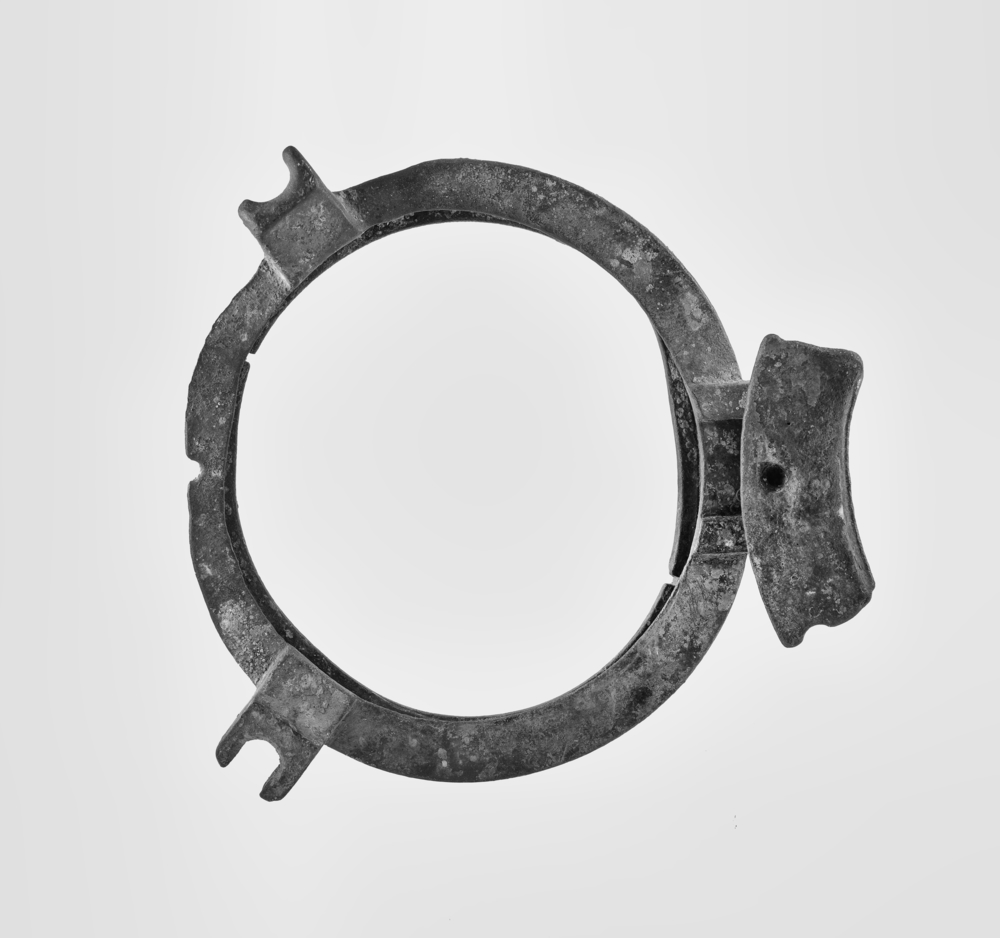 Photographie moderne en noir et blanc d’un hublot. Cercle métallique muni d’une poignée sur le côté droit.