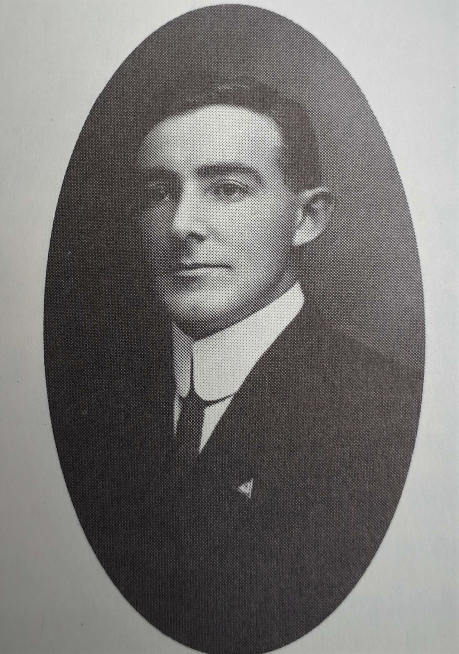 Portrait d’un jeune homme portant une veste et une cravate. 