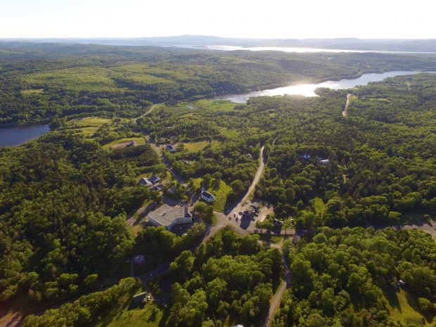 Vue aérienne de collines boisées et de trois plans d’eau