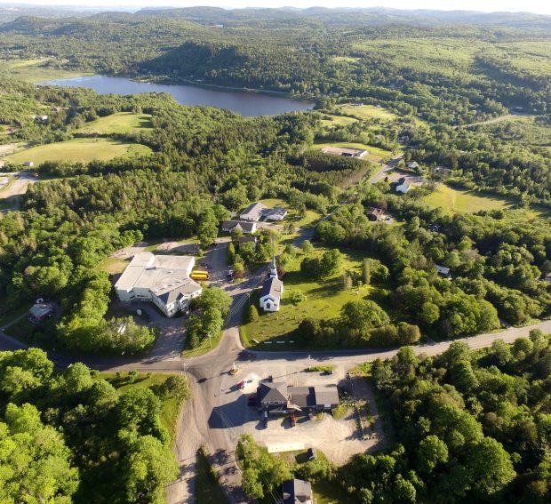 Vue aérienne de Kingston. Sure le côté gauche est l’école d’aujourd’hii montrant l’annexe de 1981.