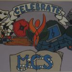 Murale représentant les symboles des clubs de l’école peinte par des élèves