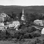 Vue aérienne de Kingston en 1904 où l’on aperçoit l’école MCS, l’église Trinity et des bâtiments du village.