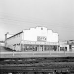 À l’intérieur de Riff’s avec Mary Kelly.
