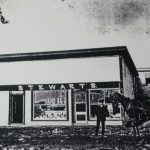 Extérieur du magasin Stewart’s pendant les premières années de ce dernier.