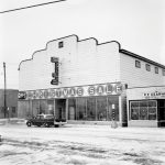 Photo de l’extérieur des magasins Riff’s et P.F. Kearney pendant la saison des fêtes.