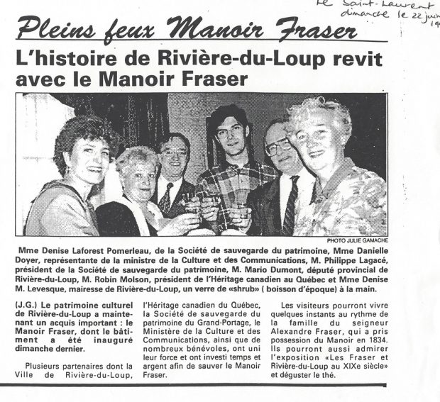 Article de journal titré « L’histoire de Rivière-du-Loup revit avec le Manoir Fraser» qui comprend une photo de 6 personnes, partenaires impliqués dans la restauration.