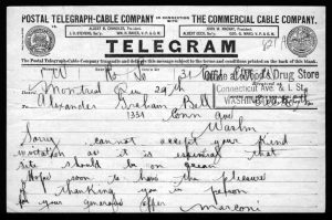 Télégramme imprimé de Guglielmo Marconi à Alexander Graham Bell. Le message écrit à la main se lit comme suit : « Désolé, je ne peux pas accepter votre aimable invitation, car il est essentiel que le site soit au bord de l'océan. J'espère avoir bientôt le plaisir de vous remercier en personne pour votre offre généreuse. Marconi » (traduction).