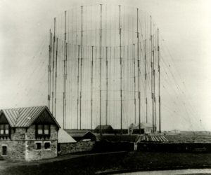 Des pylônes d’antennes et des câbles de soutien disposés en cercle entourent un bâtiment de plain-pied.