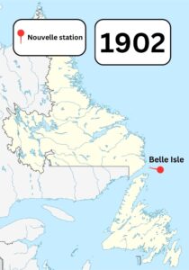 Une carte couleur de Terre-Neuve-et-Labrador montrant les stations sans fil Marconi connues dans la région en 1902. Une épingle montre une nouvelle station construite à Belle Isle.