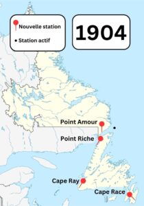 Une carte couleur de Terre-Neuve-et-Labrador montrant les stations sans fil Marconi connues dans la région en 1904. Des épinglettes montrent les nouvelles stations construites à Point Amour, Point Riche, cap Ray et cap Race.