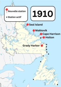 Une carte couleur de Terre-Neuve-et-Labrador montrant les stations sans fil Marconi connues dans la région en 1910. Des épingles montrent les nouvelles stations construites à Seal Island, Makkovik, cap Harrison, Holton et Grady Harbour.