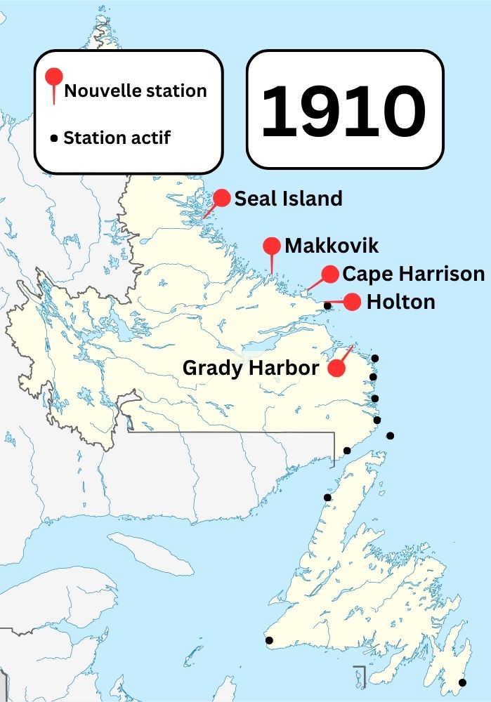 Une carte couleur de Terre-Neuve-et-Labrador montrant les stations sans fil Marconi connues dans la région en 1910. Des épingles montrent les nouvelles stations construites à Seal Island, Makkovik, cap Harrison, Holton et Grady Harbour.