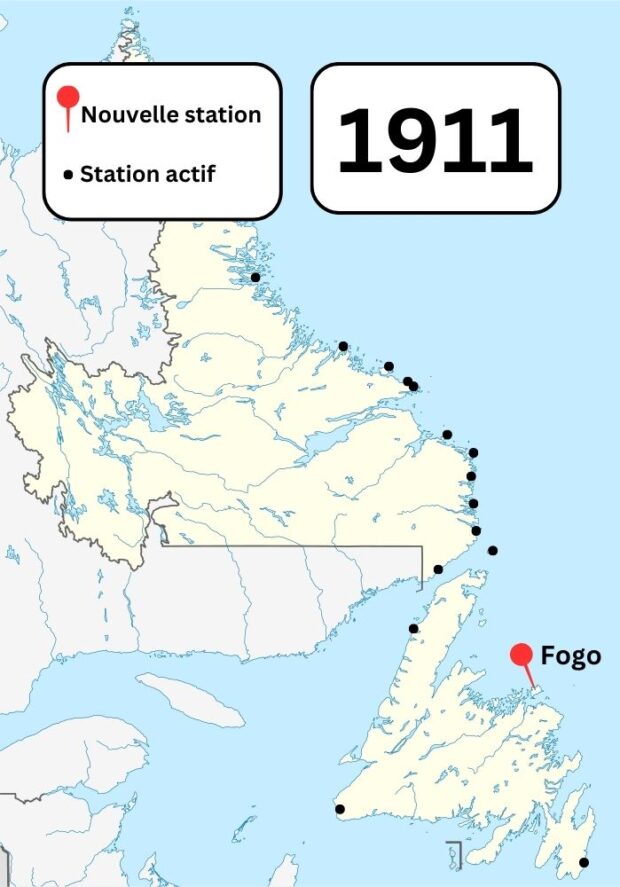 Une carte couleur de Terre-Neuve-et-Labrador montrant les stations sans fil Marconi connues dans la région en 1911. Une épingle montre une nouvelle station construite à Fogo.