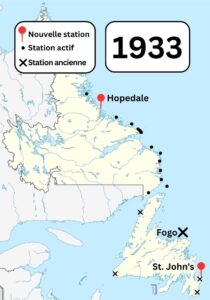 Une carte couleur de Terre-Neuve-et-Labrador montrant les stations sans fil Marconi connues et les anciennes stations sans fil Marconi dans la région en 1933. Des épinglettes montrent les stations ouvertes à Hopedale et à St. John's. Une croix montre une station fermée à Fogo.