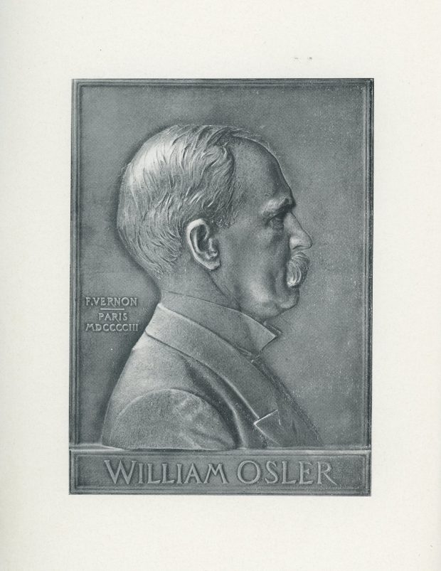Photographie de la gravure grise d’un buste de William Osler, adulte. Profil droit de l’homme. Il porte un veston avec une chemise au collet monté et une cravate. Il a une moustache imposante et les cheveux courts. À gauche de l’homme, l’inscription « F. Vernon – Paris MDCCCIII », au bas de la gravure, on lit « William Osler ».