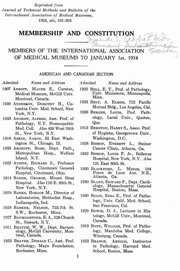 Page 1 de la liste des membres de l’Association internationale des musées médicaux en date du 1er janvier 1934. Encre noire sur papier blanc. La liste est sur deux colonnes où on indique l’année d’admission dans la l’association, le nom et l’adresse. La première entrée sur cette page est « 1907 – Abbott, Maude E., Curator, Medical Museum, McGill Univ. Montreal, Canada ». Est écrit à la mine dans le coin droit : « Maude E. Abbott md., permanent international secretary. »