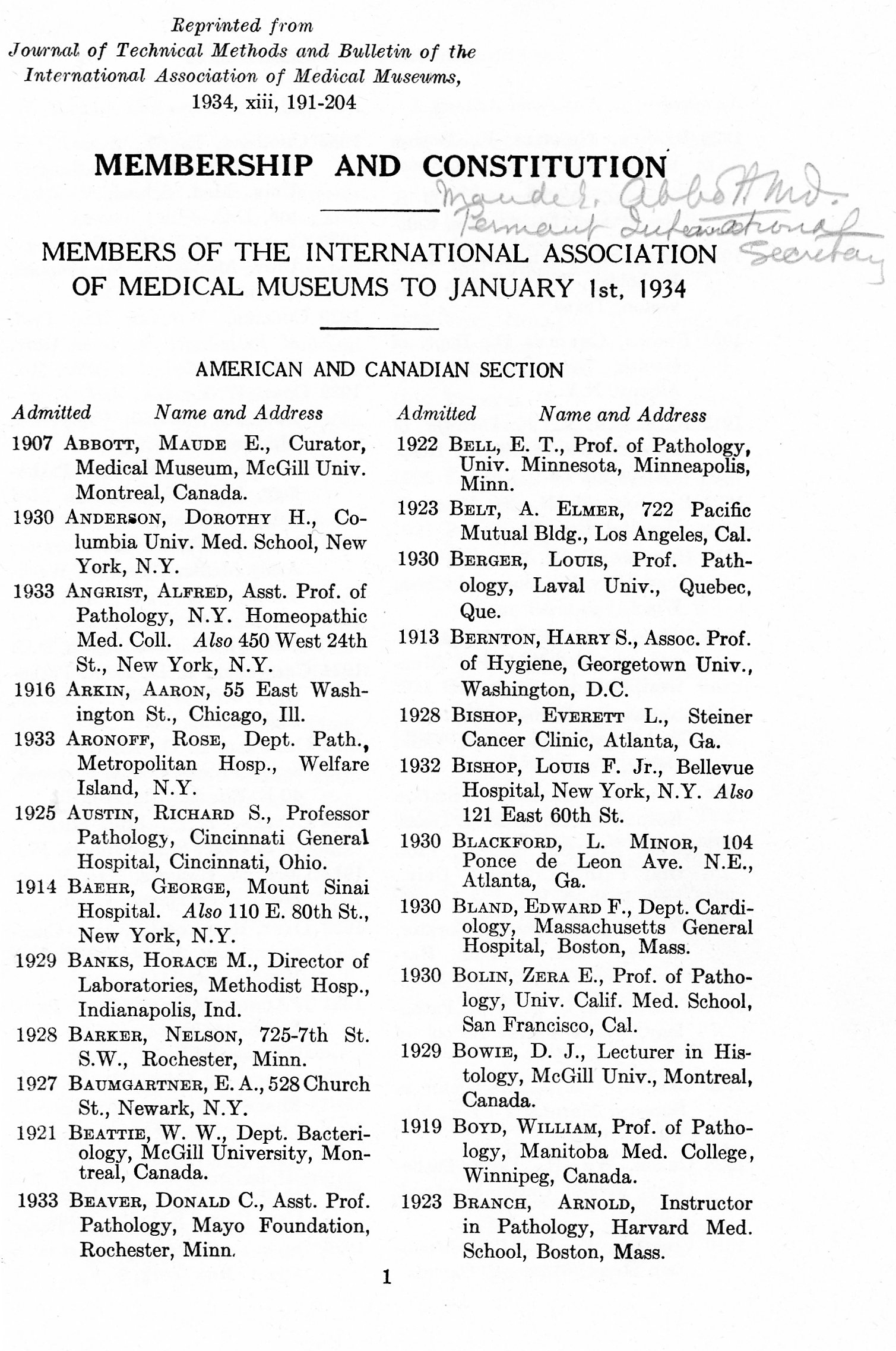Page 1 de la liste des membres de l’Association internationale des musées médicaux en date du 1er janvier 1934. Encre noire sur papier blanc. La liste est sur deux colonnes où on indique l’année d’admission dans la l’association, le nom et l’adresse. La première entrée sur cette page est « 1907 – Abbott, Maude E., Curator, Medical Museum, McGill Univ. Montreal, Canada ». Est écrit à la mine dans le coin droit : « Maude E. Abbott md., permanent international secretary. »