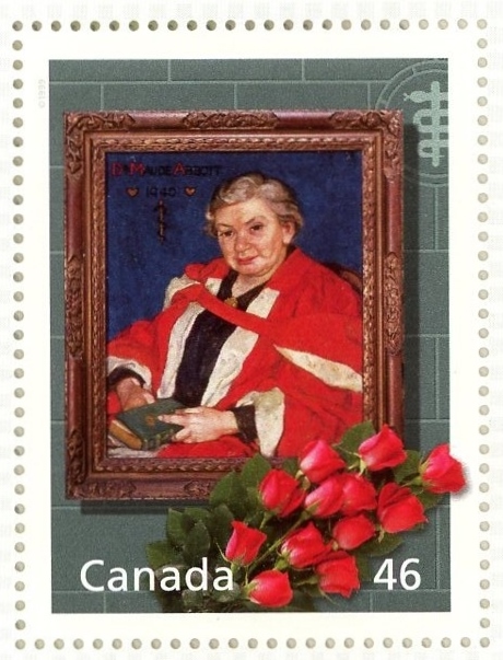 Timbre de Maude Abbott, couleur. Il représente un cadre en bois de Maude Abbott, âgée, portant une cape rouge et tenant un livre, avec l’inscription « Dr. Maude Abbott 1940 » à la gauche de son portrait. Le cadre est devant un mur de briques gris-vert avec le bâton d’Asclépios à droite. Devant le cadre, 12 roses rouges sont déposées et on lit l’inscription « Canada » et « 46 » en blanc dans les coins inférieurs gauche et droit.