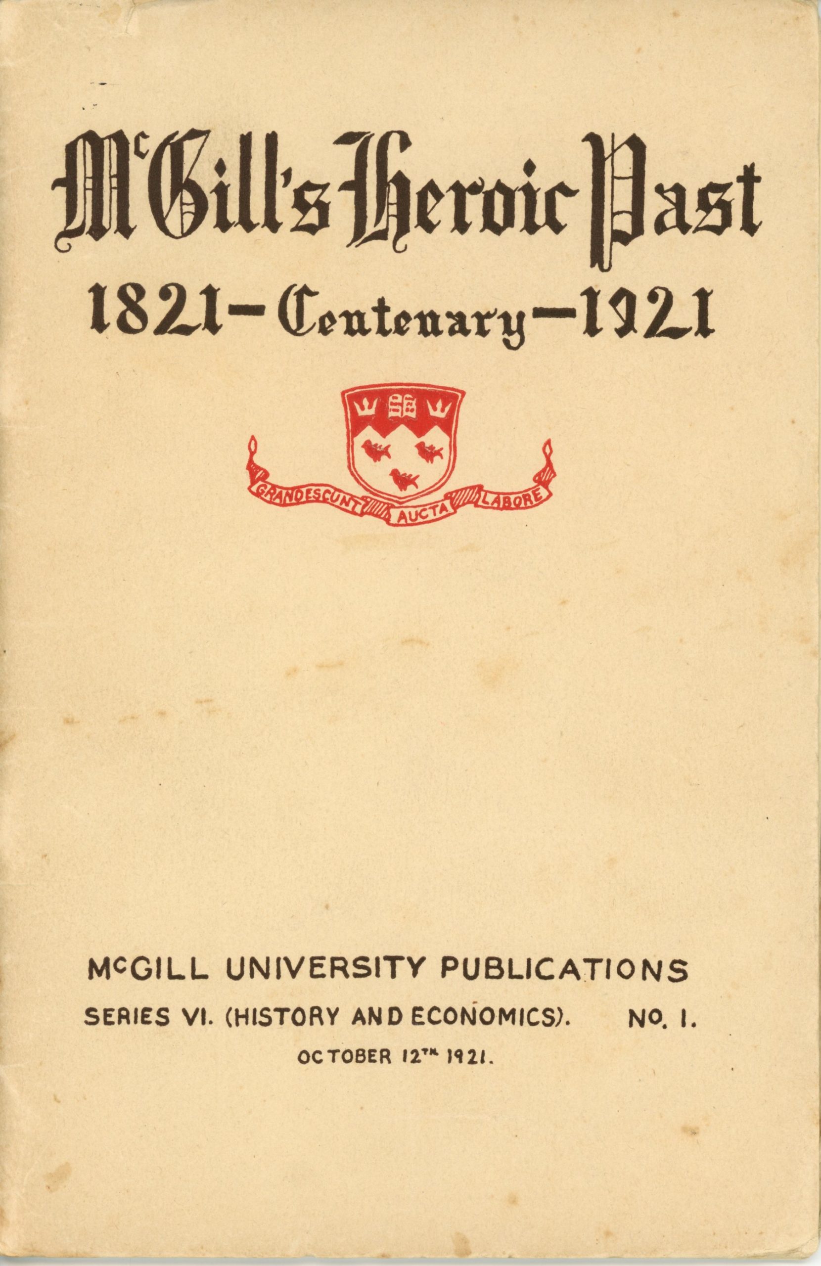 Page couverture de la publication McGill’s Heroic Past de 1921, encre noire et rouge sur papier sépia. En haut, le titre « McGill’s Heroic Past 1821 – Centenary – 1921 ». Sous le titre, les armoiries de l’Université McGill. Au bas de la page, l’inscription « McGill University Publications – Series VI. (Hystory and Economics). No.1 – October 12th 1921 » en noir.