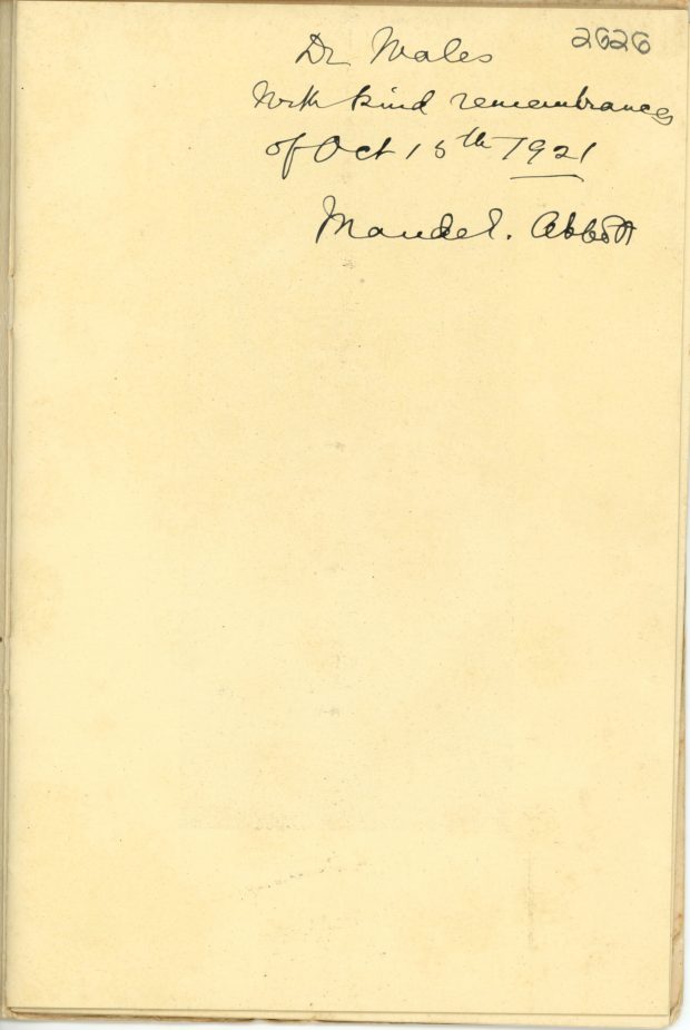 Deuxième page de la publication McGill’s Heroic Past de 1921, encre noire sur papier sépia. Une dédicace de Maude Abbott au Dr. Wales : « Dr Wales, With kind remembrances of Oct 15th 1921 – Maude E. Abbott ».