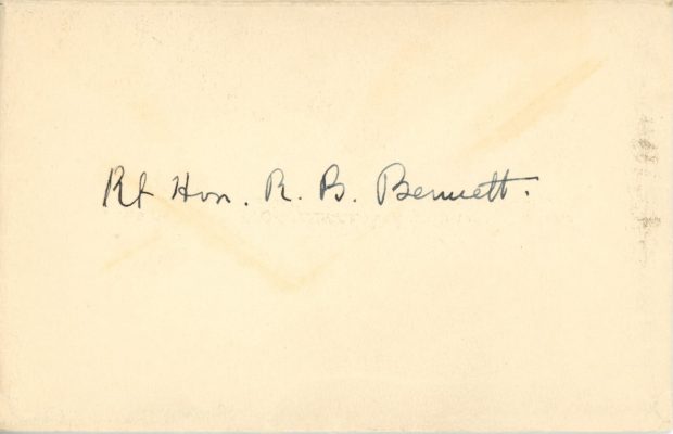 Enveloppe sépia, le nom « Rt Hon. R.B. Bennett » est écrit à la main, à l’encre noire.