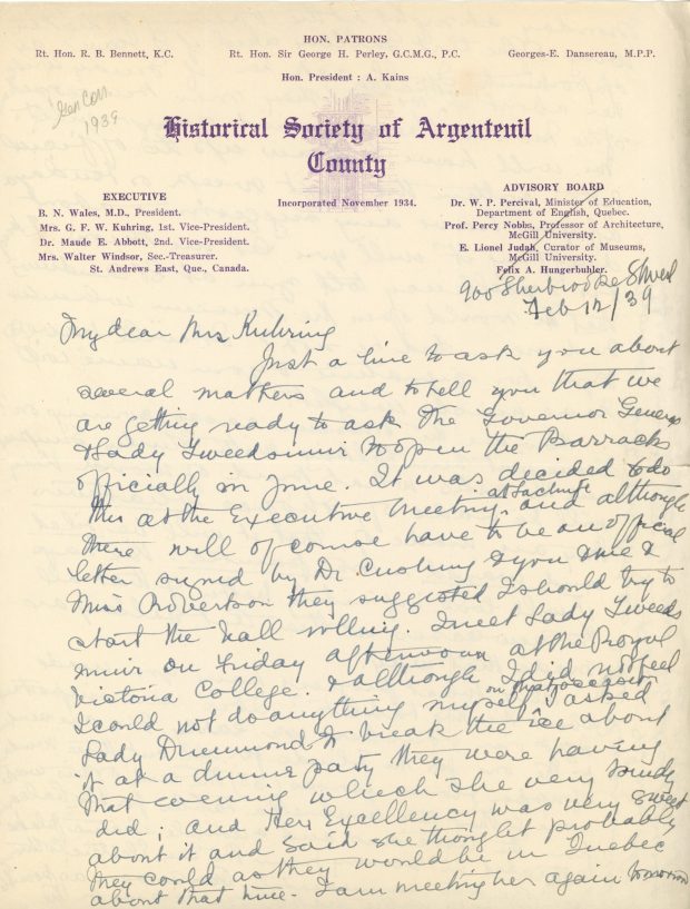 Lettre manuscrite de Maude Abbott à Mrs. Kuhring, 12 février 1939, encre noire et violette sur papier sépia. Elle lui parle des plans de demander au gouverneur général d’ouvrir officiellement la caserne militaire (abritant le musée) et lui demande des nouvelles sur l’avancement des caisses d’artéfacts et des tablettes pour le musée.