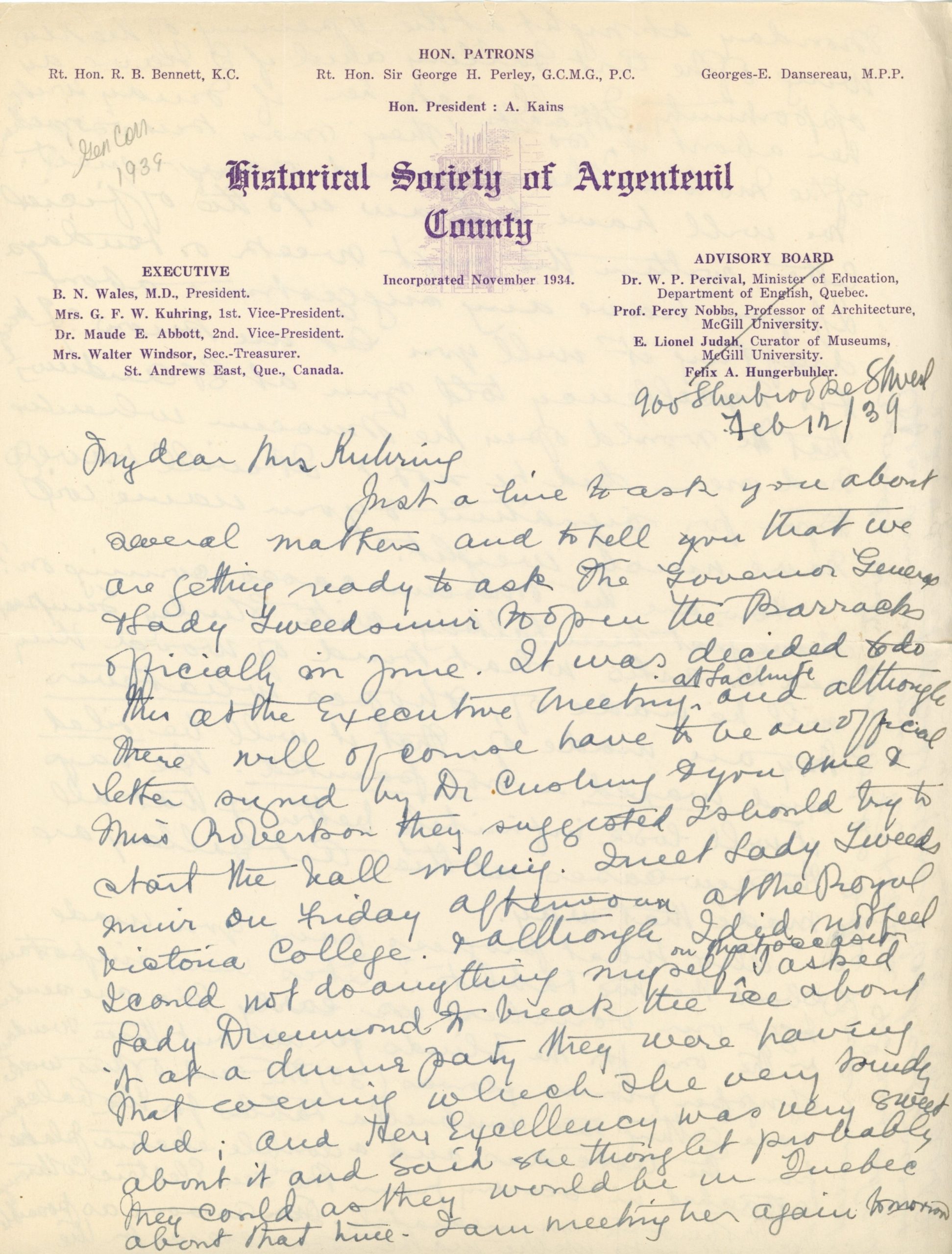 Lettre manuscrite de Maude Abbott à Mrs. Kuhring, 12 février 1939, encre noire et violette sur papier sépia. Elle lui parle des plans de demander au gouverneur général d’ouvrir officiellement la caserne militaire (abritant le musée) et lui demande des nouvelles sur l’avancement des caisses d’artéfacts et des tablettes pour le musée.