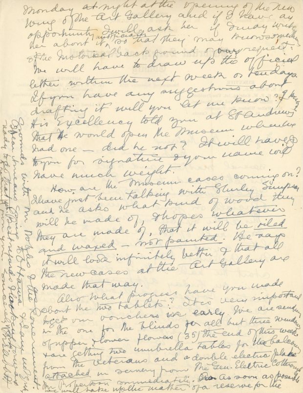 Lettre manuscrite de Maude Abbott à Mrs. Kuhring, 12 février 1939, encre noire et violette sur papier sépia. Elle lui parle des plans de demander au gouverneur général d’ouvrir officiellement la caserne militaire (abritant le musée) et lui demande des nouvelles sur l’avancement des caisses d’artéfacts et des tablettes pour le musée.