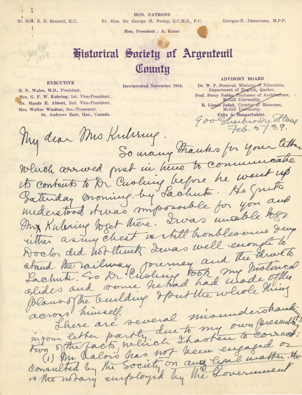 Lettre manuscrite de Maude Abbott è Mrs. Kuhring, 5 février 1939, papier sépia et encre noire et violette. Elle mentionne qu’elle n’était pas assez bien pour le voyage en train et en voiture jusqu’à Lachute, répond et pose des questions en lien avec la dernière lettre de Mrs. Kuhring sur les affaires du Musée, explique que sa convalescence est douloureuse à cause d’une fracture et d’une ancienne blessure.