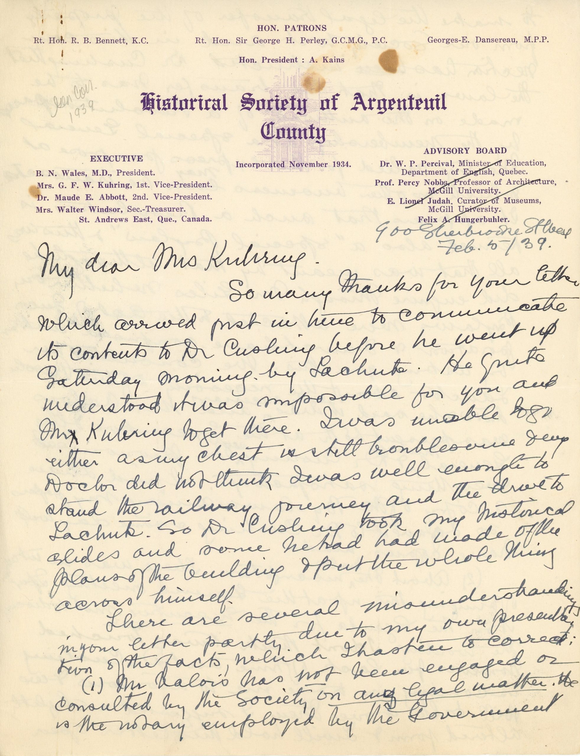 Lettre manuscrite de Maude Abbott è Mrs. Kuhring, 5 février 1939, papier sépia et encre noire et violette. Elle mentionne qu’elle n’était pas assez bien pour le voyage en train et en voiture jusqu’à Lachute, répond et pose des questions en lien avec la dernière lettre de Mrs. Kuhring sur les affaires du Musée, explique que sa convalescence est douloureuse à cause d’une fracture et d’une ancienne blessure.