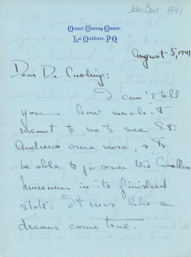 Lettre manuscrite de Mary Lee au docteur Cushing rédigée le 5 avril 1941, encre noire sur papier bleu. Elle remercie le docteur Cushing pour sa visite à Saint-André et au Musée et le félicite pour tout son travail au Musée, ayant particulièrement apprécié la Abbott Room de celui-ci.