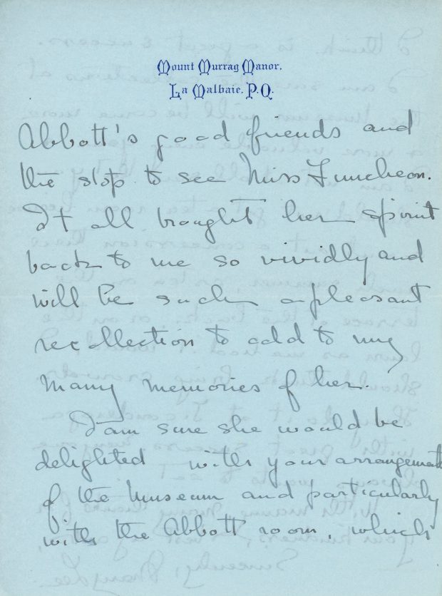 Lettre manuscrite de Mary Lee au docteur Cushing rédigée le 5 avril 1941, encre noire sur papier bleu. Elle remercie le docteur Cushing pour sa visite à Saint-André et au Musée et le félicite pour tout son travail au Musée, ayant particulièrement apprécié la Abbott Room de celui-ci.