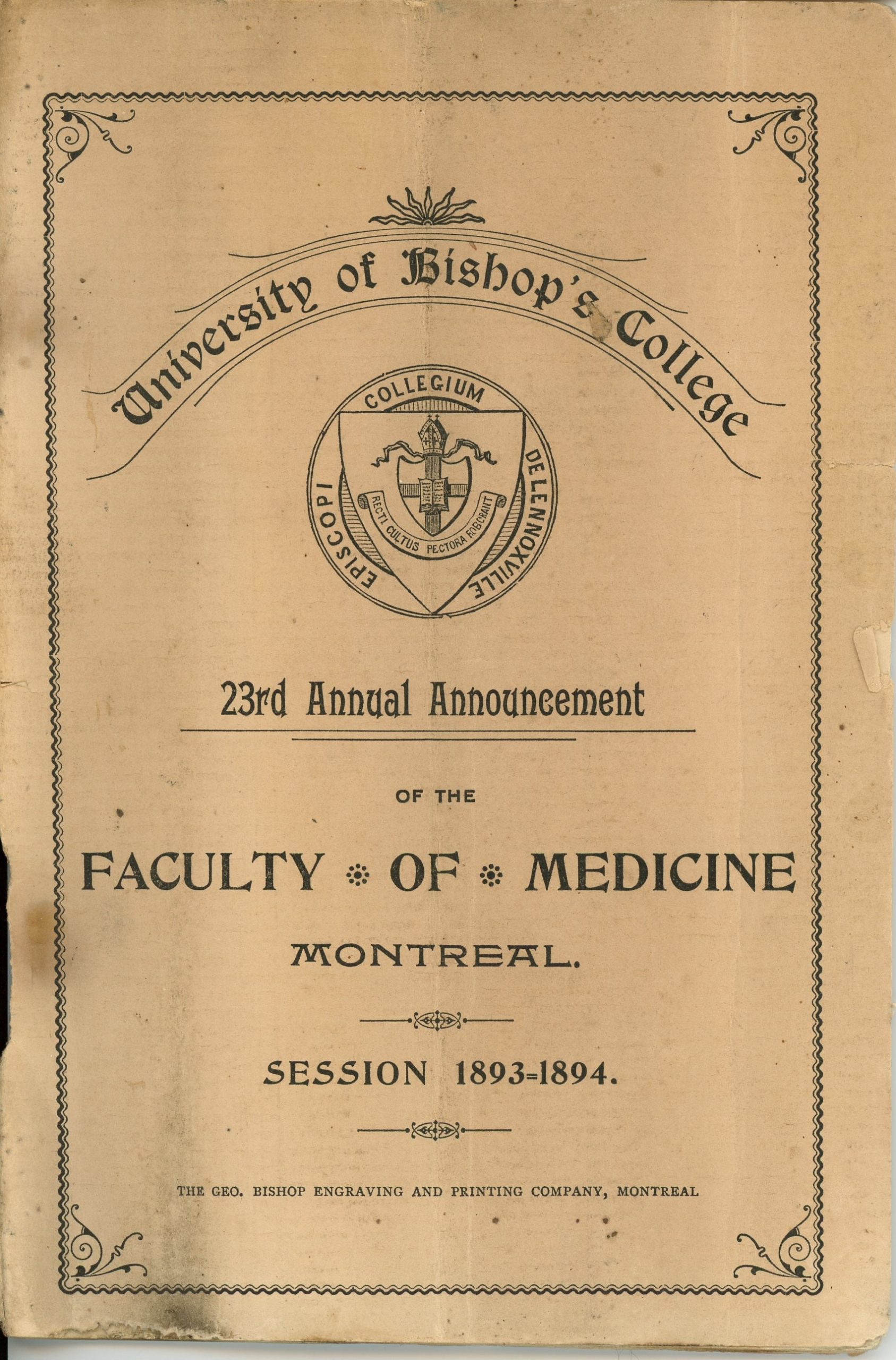 Page couverture d’un livret de l’Université Bishop, encre noire sur papier sépia. On lit en haut, dans une banderole en demi-cercle « University of Bishop’s College ». Sous la banderole, l’armoirie de l’Université Bishop. L’armoirie est entourée des mots « Espiscopi Collegium De Lennoxville ». Sous l’armoirie sont inscrites les informations suivantes : « 23rd Annual Announcement Of the Faculty of Medicine Session 1893-1894 The Geo. Bishop Engraving and Printing Company, Montreal »