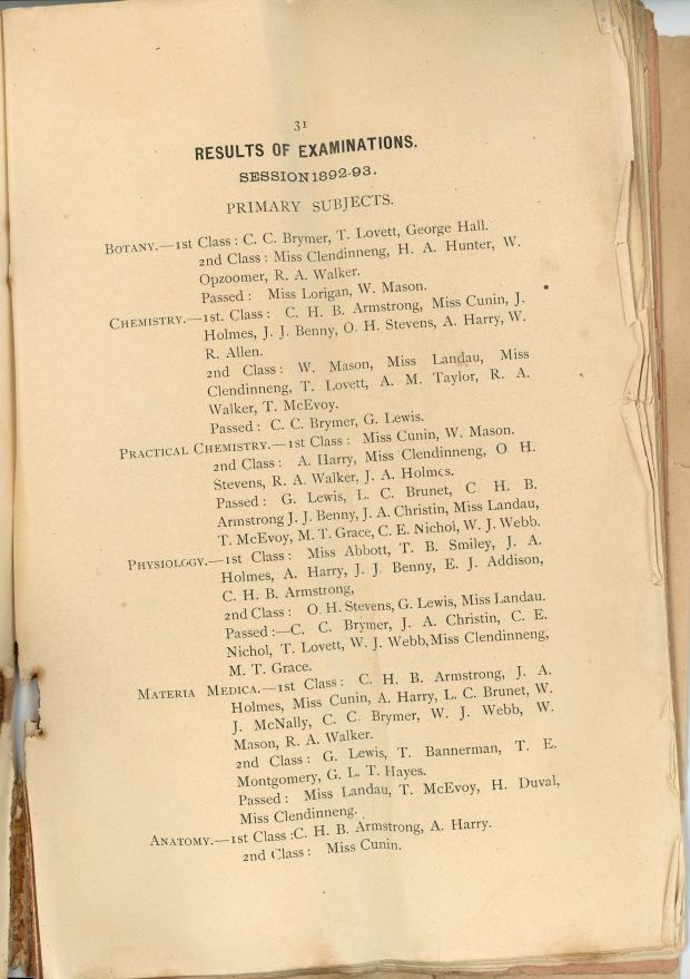 Page 31 du livret de l’Université Bishop, sépia. Il s’agit des résultats des examens de la session 1892-93 selon les sujets primaires. En haut, on peut lire : « 31 Results of Examinations Session 1892-93. Primary Subjects. » Les listes des sujets sur cette page sont : « Botany », « Chemistry », « Practical Chemistry », « Physiology », « Materia Medica » et « Anatomy ». On retrouve le nom de Maude Abbott (Miss Abbott), dans la première classe de « Physiology ».