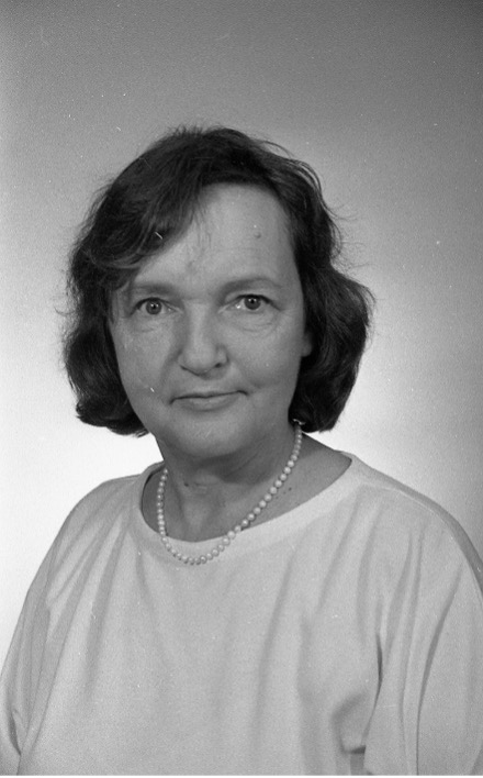 Black and white photograph of journalist Doris Veillette Hamel. She is wearing a blouse and a pearl necklace.