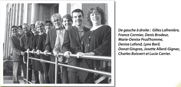 Photographie en noir et blanc d’un groupe de dix personnes, 4 hommes et 6 femmes, posant leurs mains sur une rambarde dans un escaliers à l’extérieur de l’hôtel de ville de Shawinigan. 