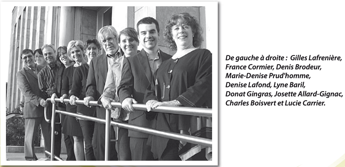 Photographie en noir et blanc d’un groupe de dix personnes, 4 hommes et 6 femmes, posant leurs mains sur une rambarde dans un escaliers à l’extérieur de l’hôtel de ville de Shawinigan. 