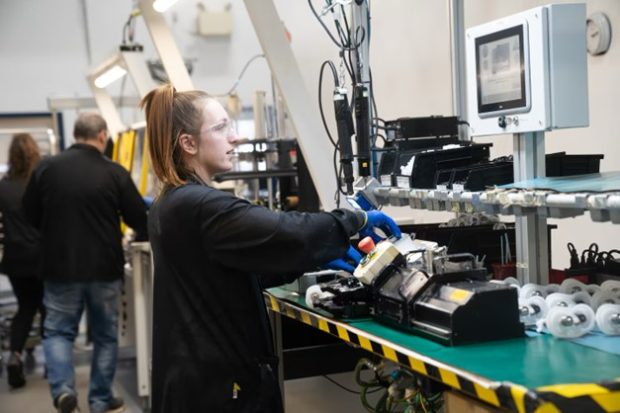 Photographie en couleur qui montre une jeune femme travailler à l’usine BRP Mégatech, une entreprise de la Mauricie.